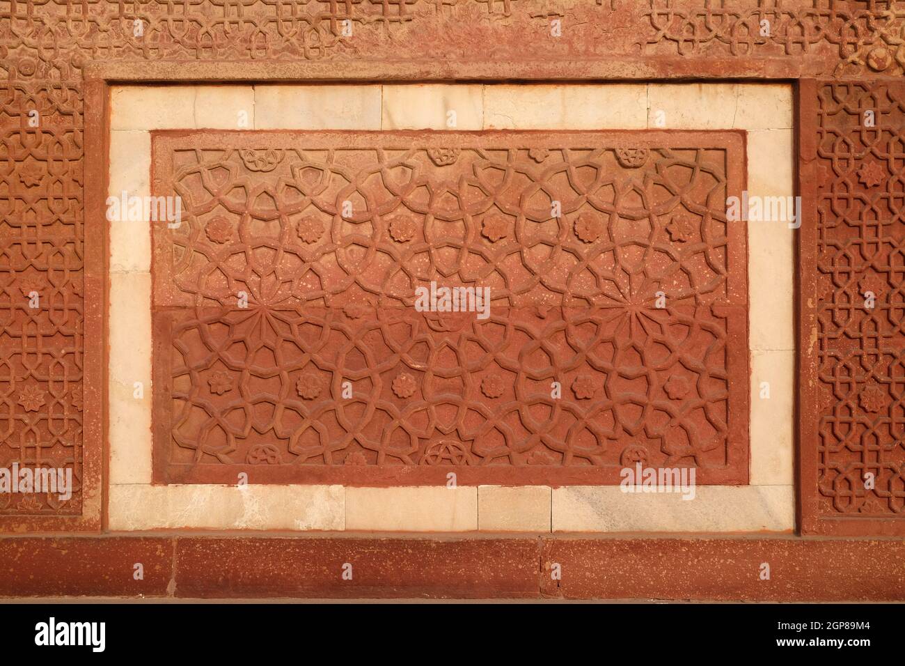 Motif en pierre sur un mur du temple à Red fort, Agra, site classé au patrimoine mondial de l'UNESCO, Inde Banque D'Images