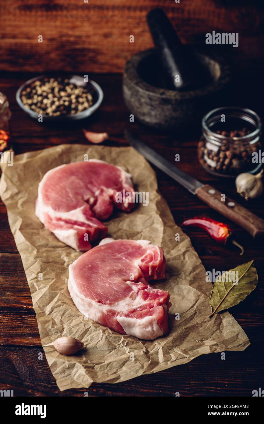 Contre-filets de porc avec épices moulues sur papier cuisson Banque D'Images