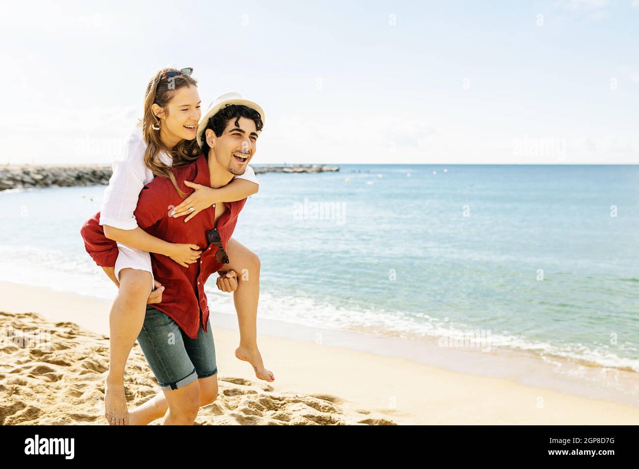 Jeune couple hispanique s'amuser pendant les vacances d'été Banque D'Images