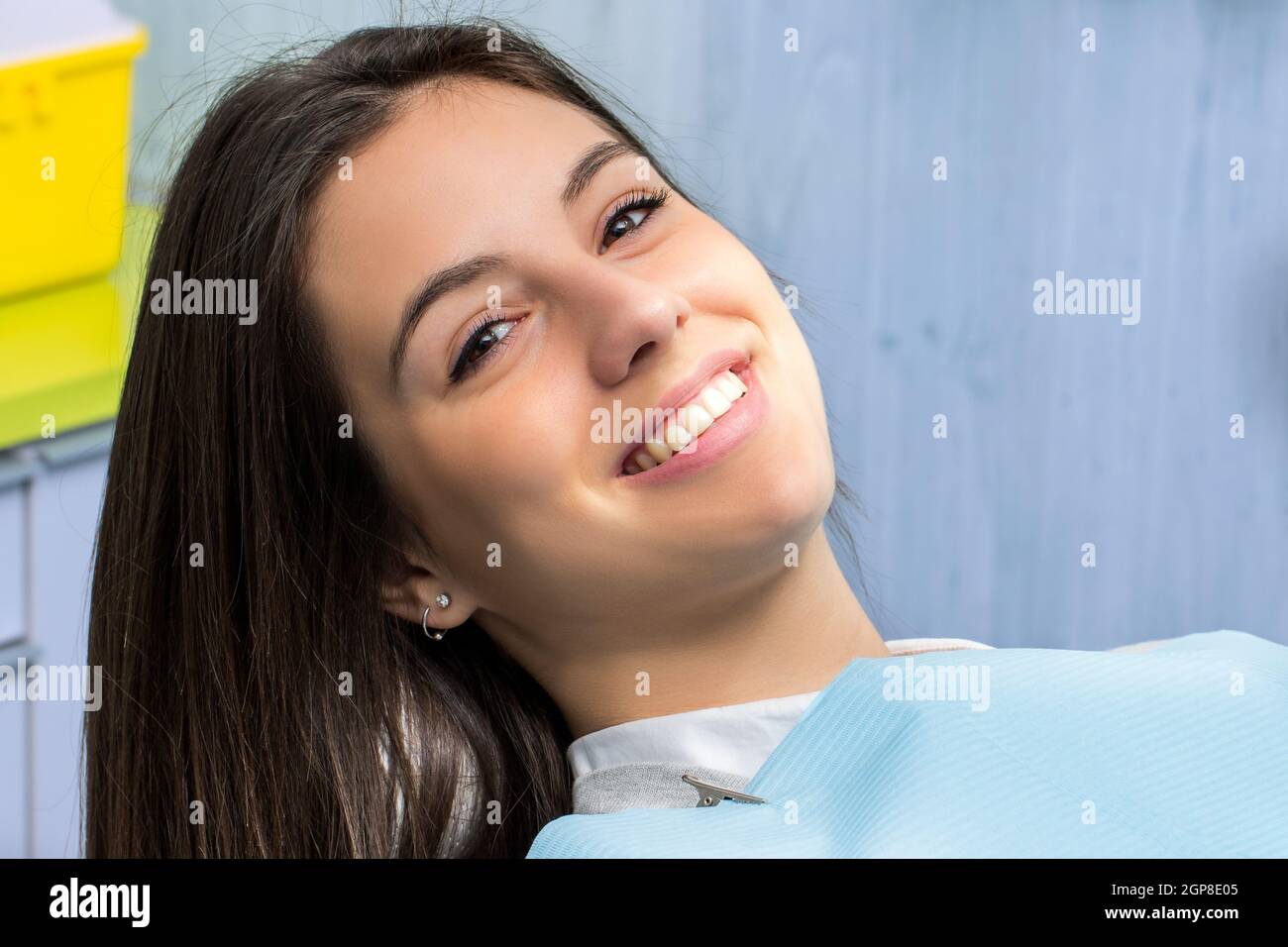 Close up portrait of cute young girl au rendez-vous dans une clinique dentaire.femme montrant des dents saines avec sourire captivant. Banque D'Images