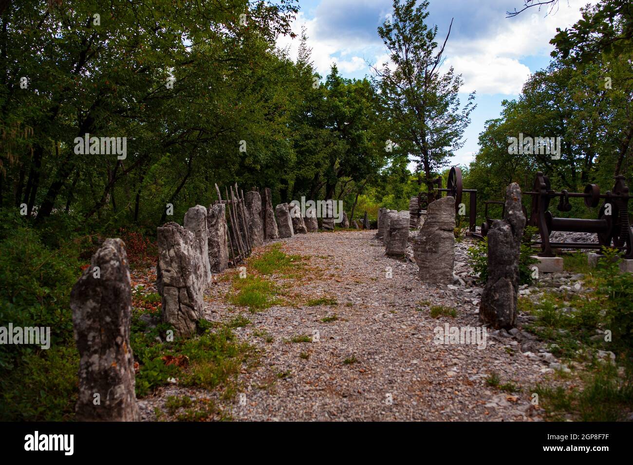 Vue sur les anciens outils industriels du musée extérieur Lupinc Škaljunk, San Pelagio. Italie Banque D'Images