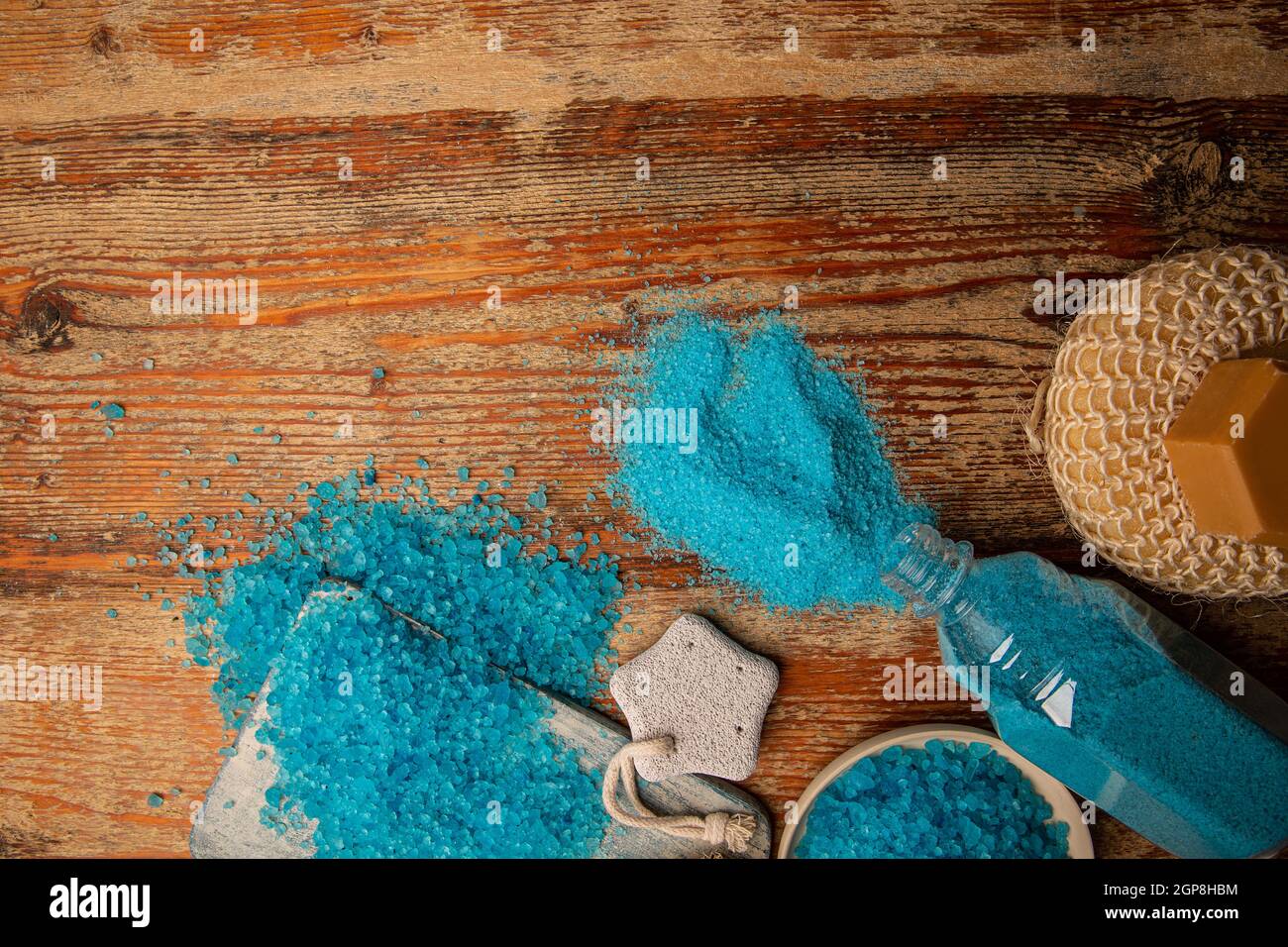 Cristaux de sel de bain bleu en bouteille. Atmosphère de détente et de plaisir. Banque D'Images
