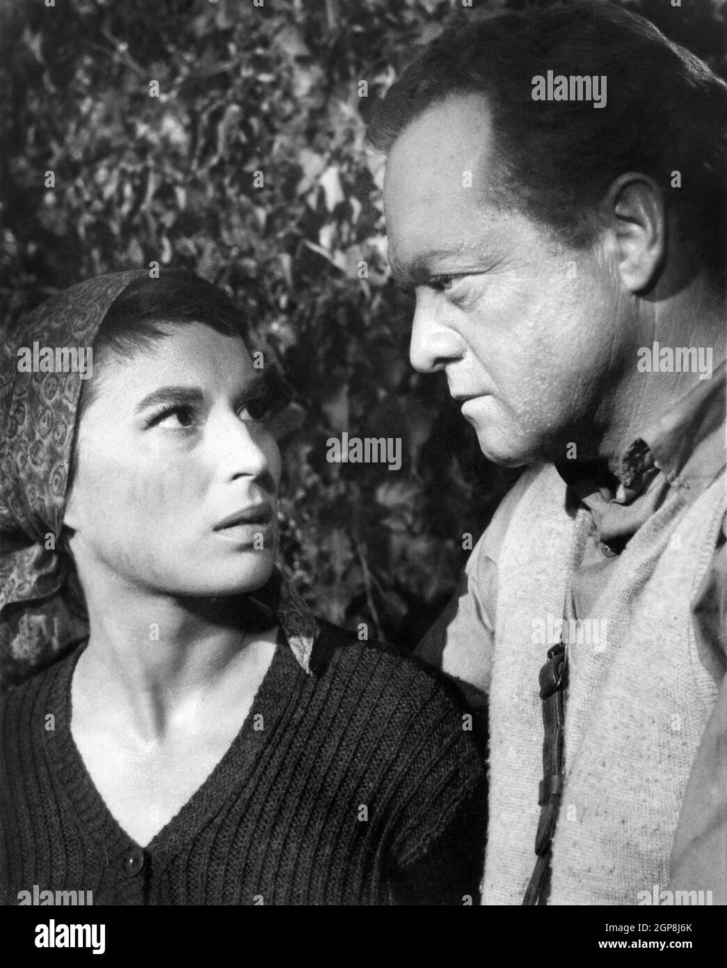 Sylvana Mangano, Van Heflin, sur-set du film, 'Jovanka et les autres', aka 'Five Branded Women', Paramount Pictures, 1960 Banque D'Images