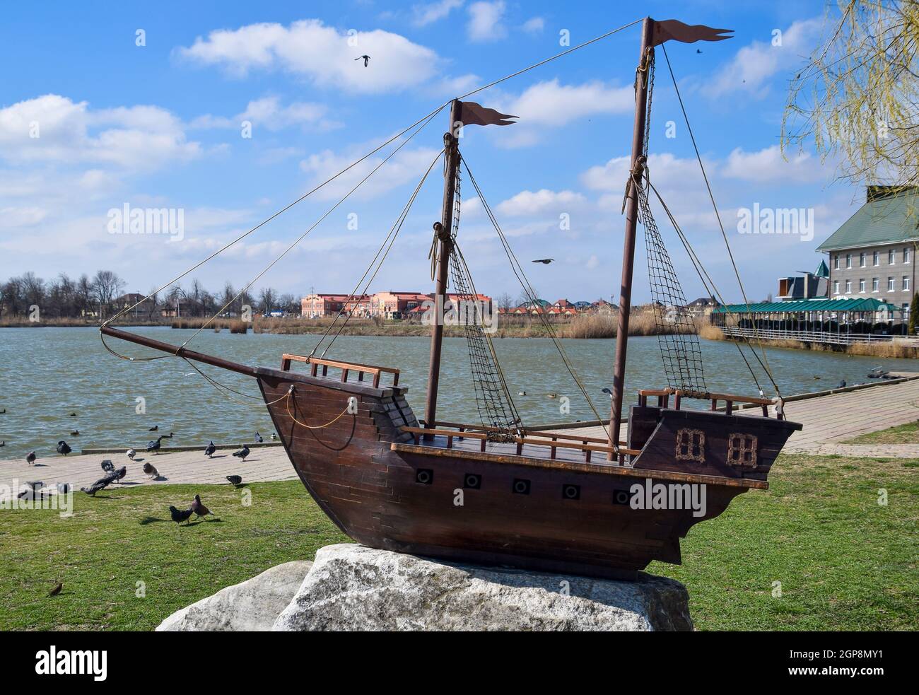 Slavyansk-on-Kuban, Russie - 19 mars 2018 : bateau en bois avec mâts pour voiles. Le modèle du navire en face du lac dans la ville de Slave-sur-KUB Banque D'Images
