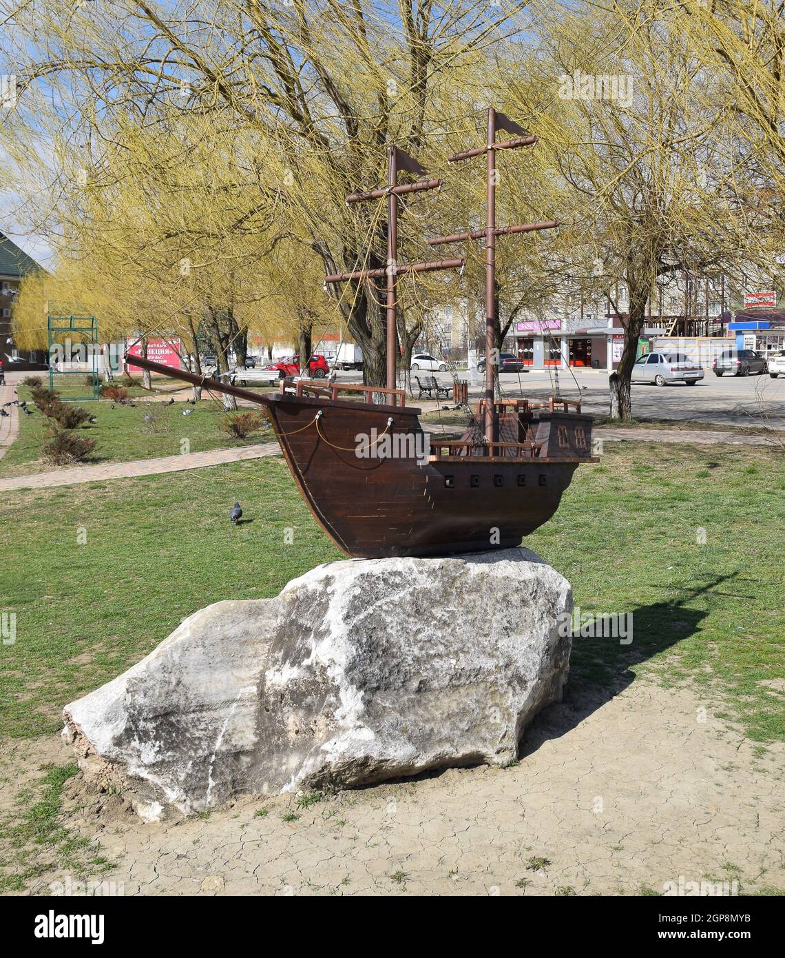 Slavyansk-on-Kuban, Russie - 19 mars 2018 : bateau en bois avec mâts pour voiles. Le modèle du navire en face du lac dans la ville de Slave-sur-KUB Banque D'Images