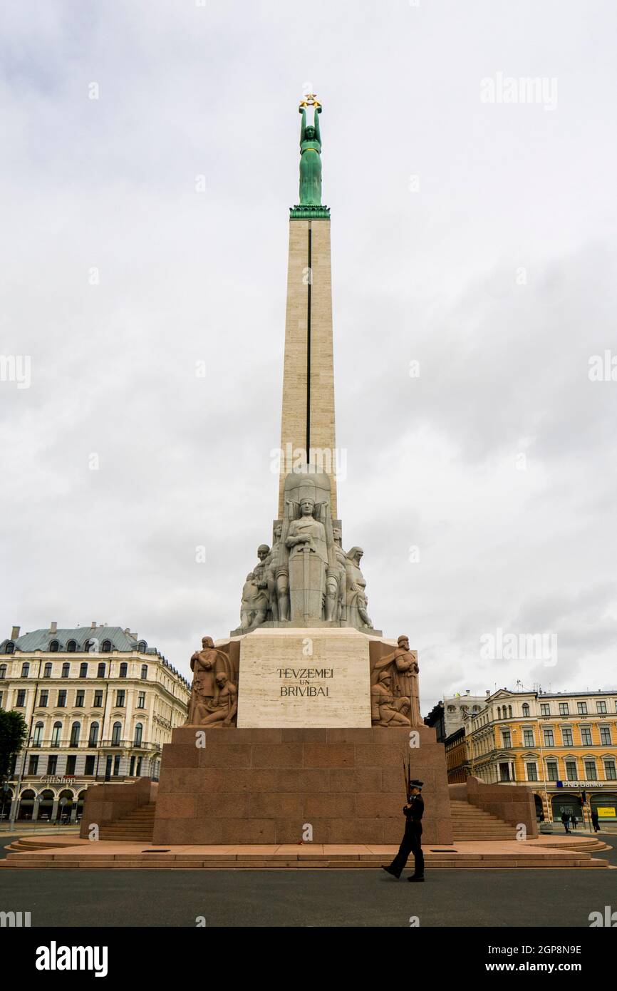 Gardes d'honneur des Forces armées nationales devant le Monument de la liberté, statue connue sous le nom de Milda Banque D'Images