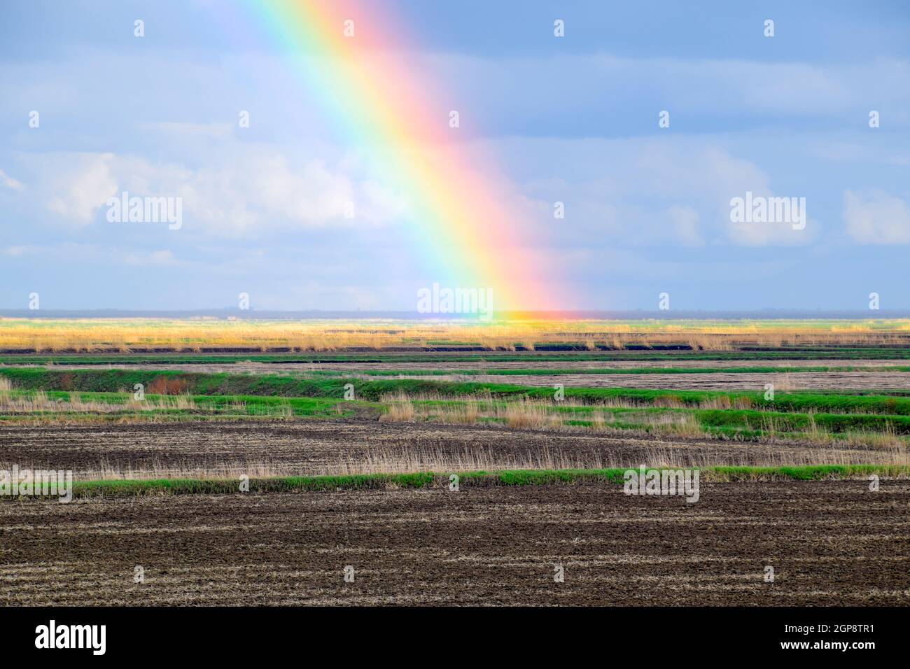 Arc-en-ciel, une vue sur le paysage dans le domaine. Formation de l'arc en ciel après la pluie. La réfraction de la lumière et de l'expansion en termes de spectres. Banque D'Images