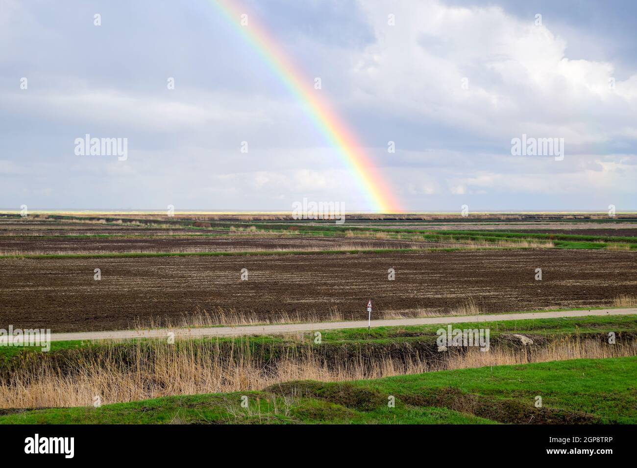 Arc-en-ciel, une vue sur le paysage dans le domaine. Formation de l'arc en ciel après la pluie. La réfraction de la lumière et de l'expansion en termes de spectres. Banque D'Images