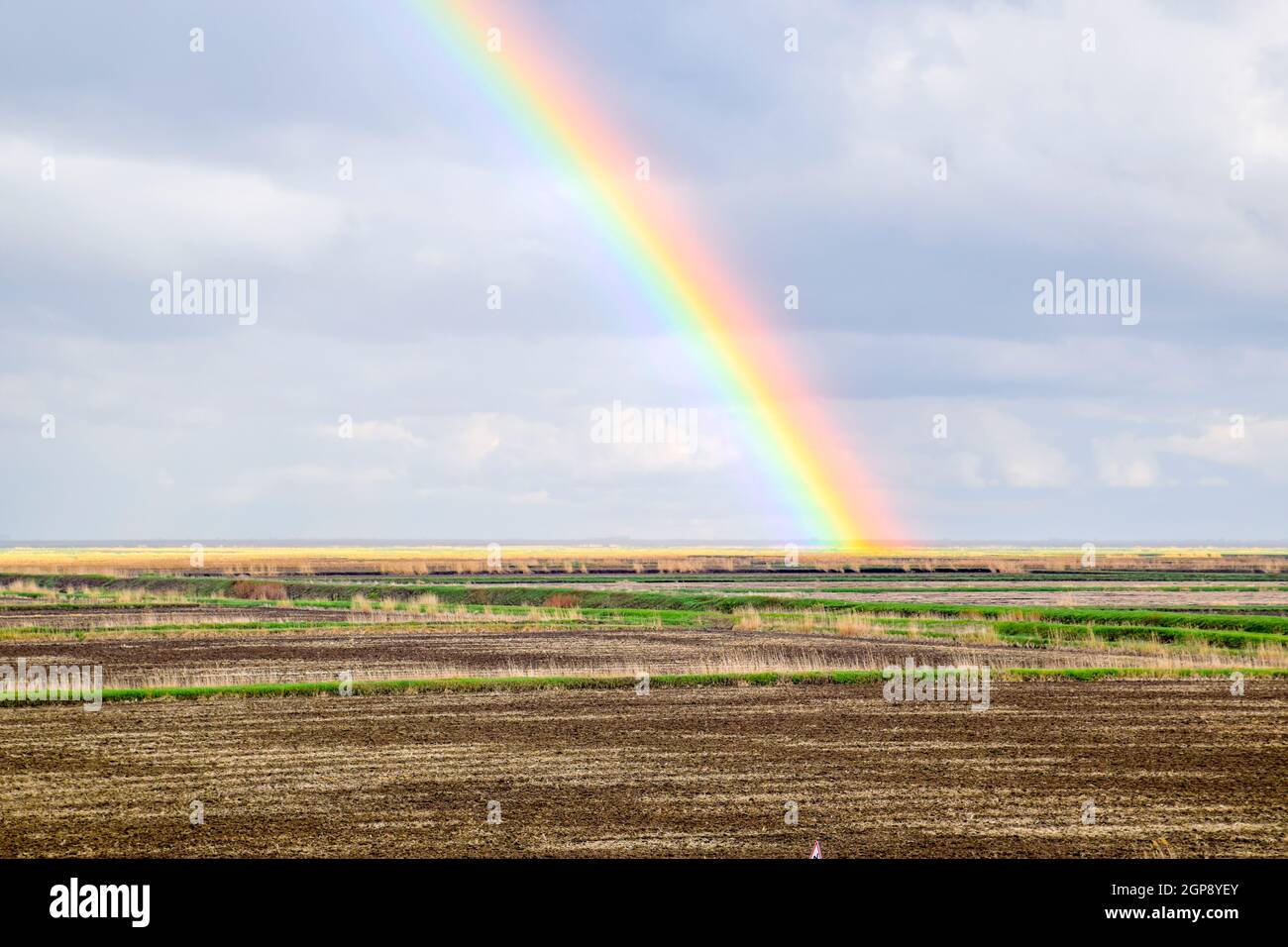 Arc-en-ciel, une vue sur le paysage dans le domaine. Formation de l'arc en ciel après la pluie. La réfraction de la lumière et de l'expansion en termes de spectres. Banque D'Images