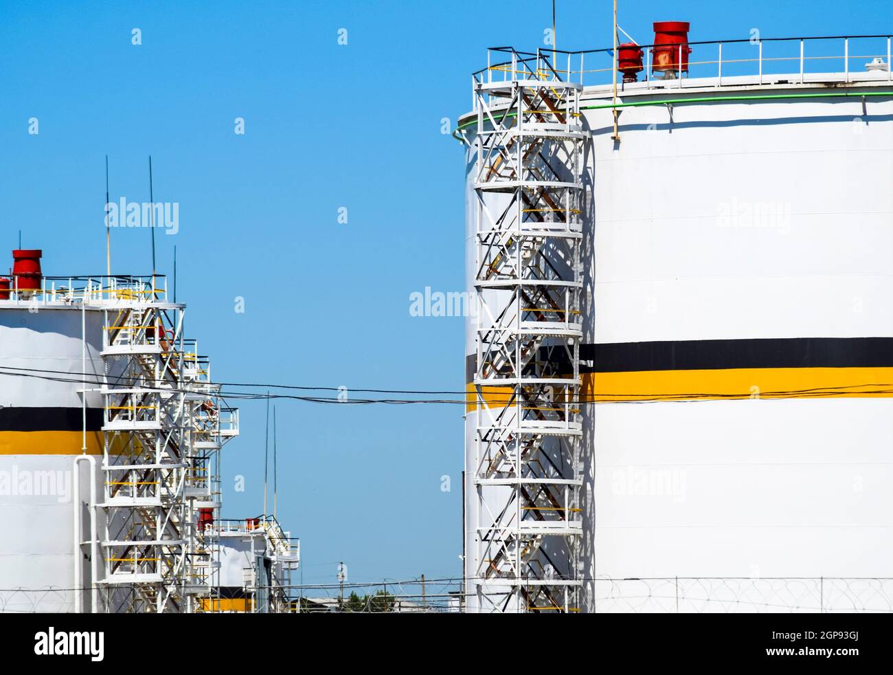 Le réservoir en acier vertical. Les capacités de stockage de l'huile, l'essence, le kérosène, le diesel et d'autres liquides. Banque D'Images