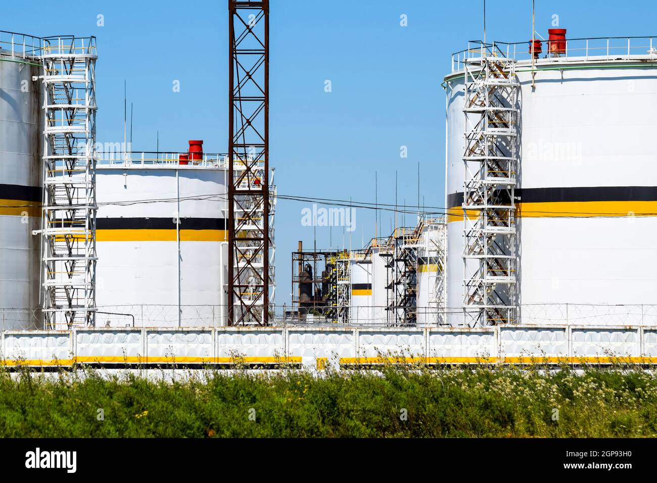 Le réservoir en acier vertical. Les capacités de stockage de l'huile, l'essence, le kérosène, le diesel et d'autres liquides. Banque D'Images