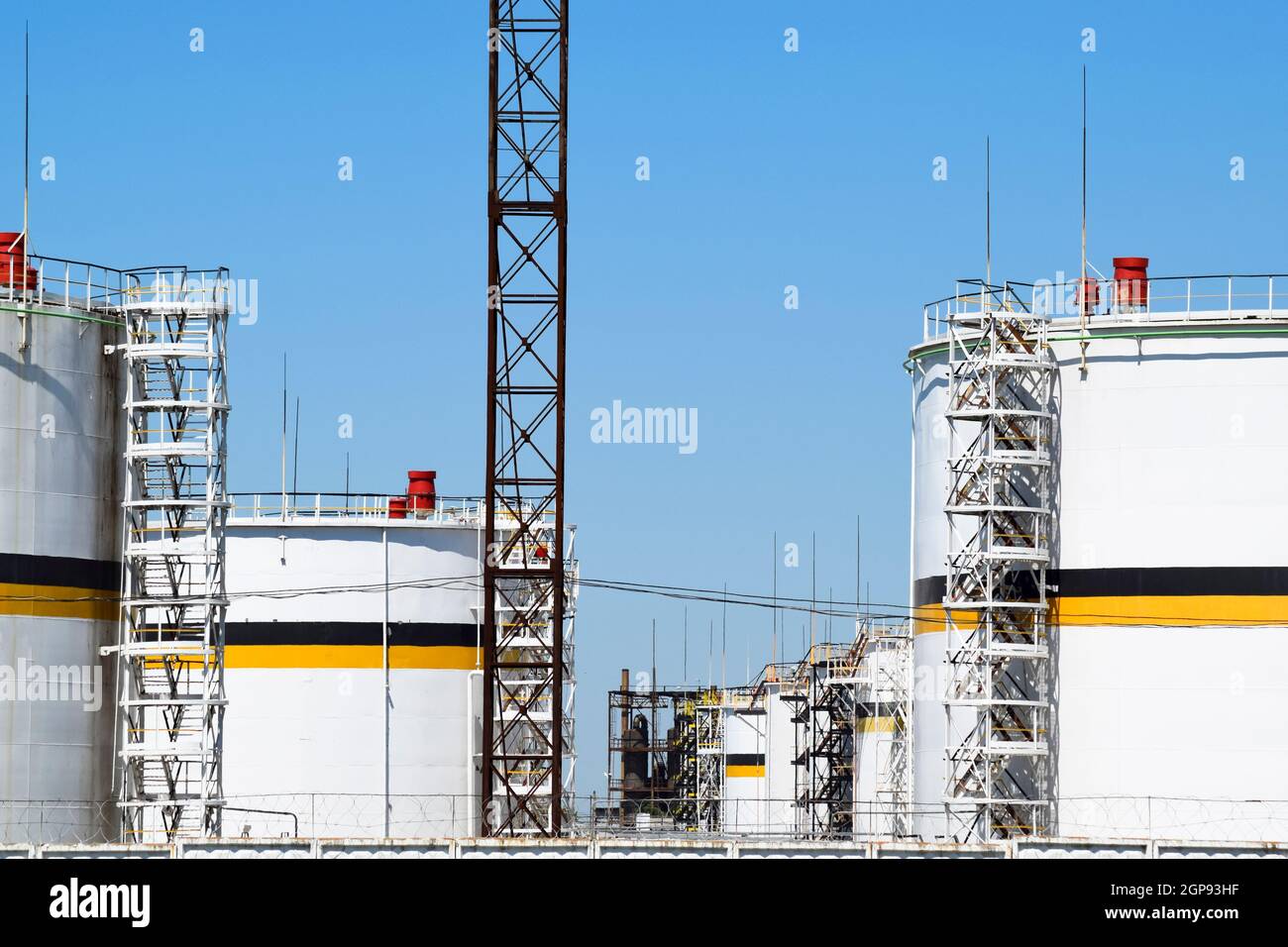 Le réservoir en acier vertical. Les capacités de stockage de l'huile, l'essence, le kérosène, le diesel et d'autres liquides. Banque D'Images