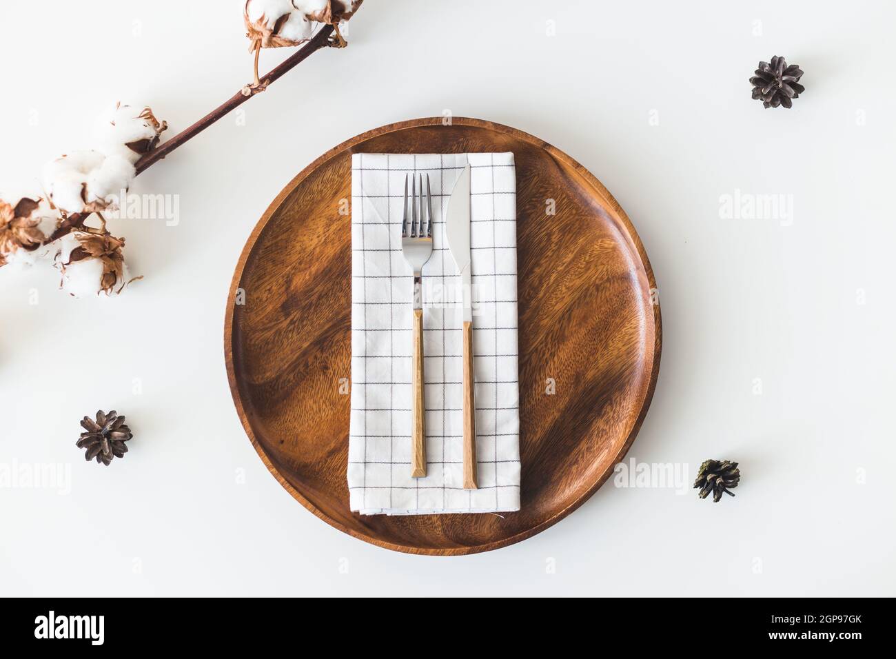 Mariage féminin, scène de bureau d'anniversaire. Plat en bois, couverts avec serviette à carreaux, fleurs en coton. Arrière-plan de table blanc. Plat, haut vi Banque D'Images Mariage féminin, scène de bureau d'anniversaire. Plat en bois, couverts avec serviette à carreaux, fleurs en coton. Arrière-plan de table blanc. Plat, haut vi Banque D'Images