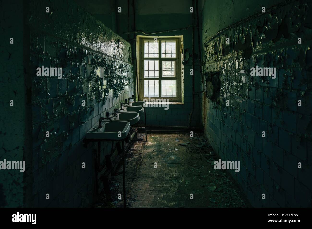 À l'intérieur de l'ancien asile pour l'aliéné. Hôpital psychiatrique abandonné, créepy sombre Banque D'Images