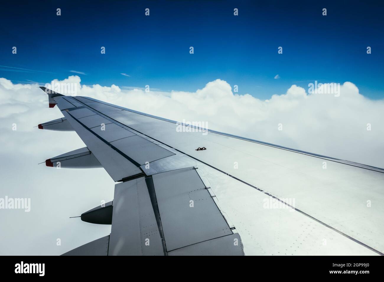 Vue d'une aile d'avion gris par la fenêtre de l'avion. Le réchauffement climatique. Banque D'Images