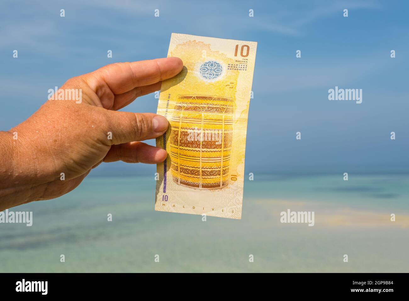 Un spectacle de touristes Maldivian rufiyaa billet de banque quand elle voyage aux Maldives. Argent des Maldives billet de banque dans la main de la femme sur le fond de l'Ind Banque D'Images