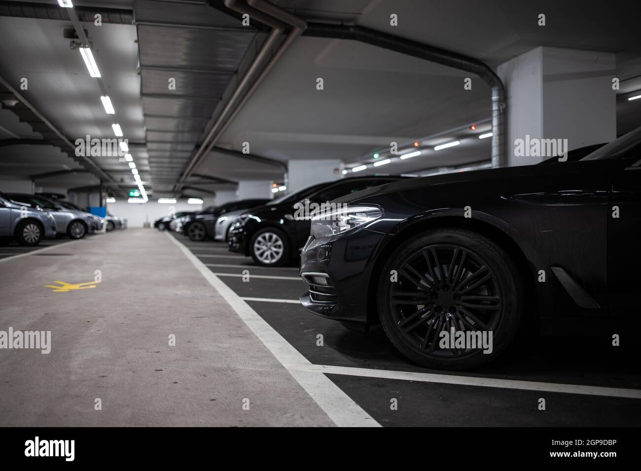 Parking/garage souterrain (shallow DOF ; couleur tonique libre) Banque D'Images