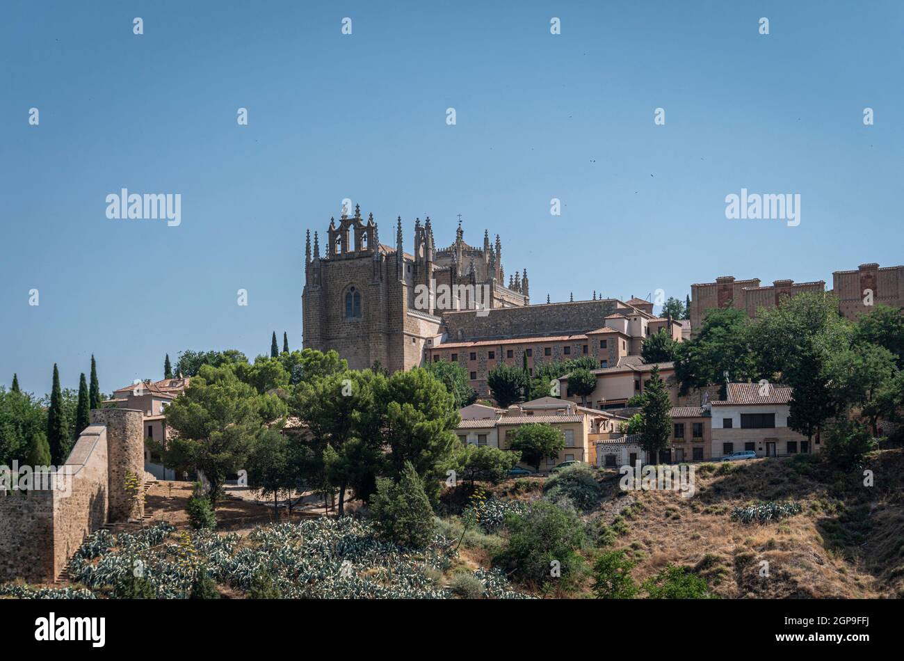 Vue sur la ville de Tolède et le monastère de San Juan de Los Reyes, Espagne Banque D'Images