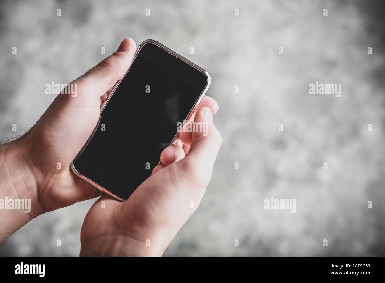 Téléphone cellulaire intelligent avec écran noir en mains Banque D'Images