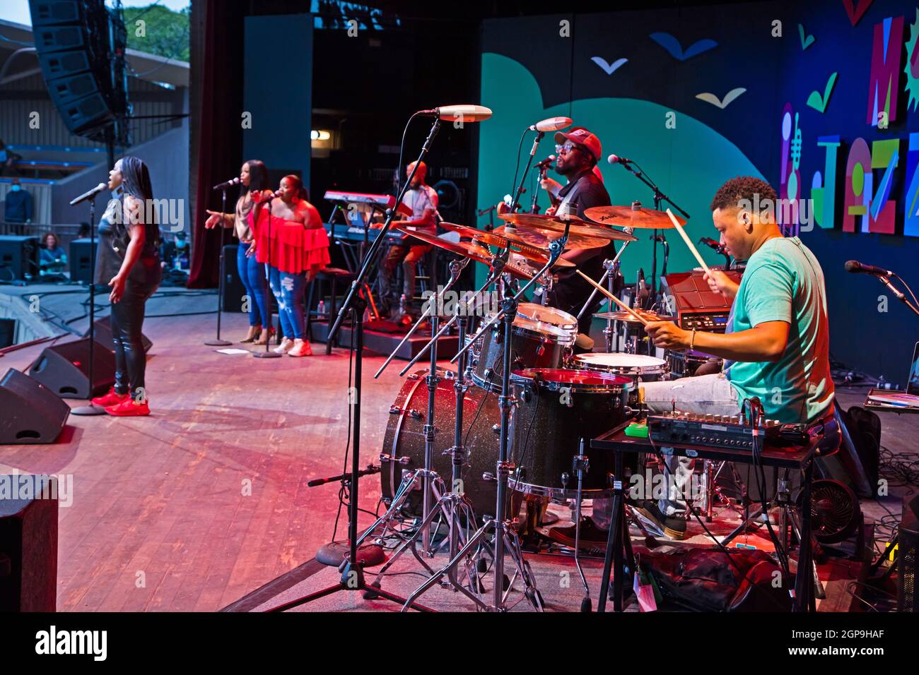 Le batteur Greg Clark joue avec Ledisi, qui fait la foule avec ses voix et sa performance dynamique sur scène au Monterey Jazz Festival 2021 Banque D'Images