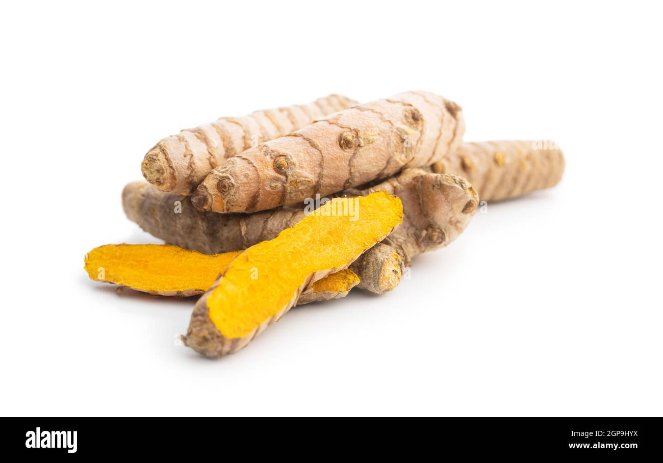 Racine de curcuma indienne. Épice curcuma. Curcuma jaune isolé sur fond blanc. Banque D'Images