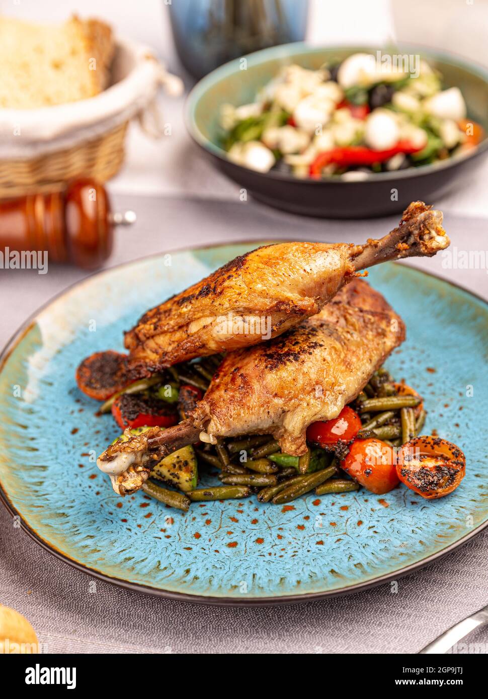 La jambe de canard confite avec des légumes rôtis servis au restaurant tableau Banque D'Images