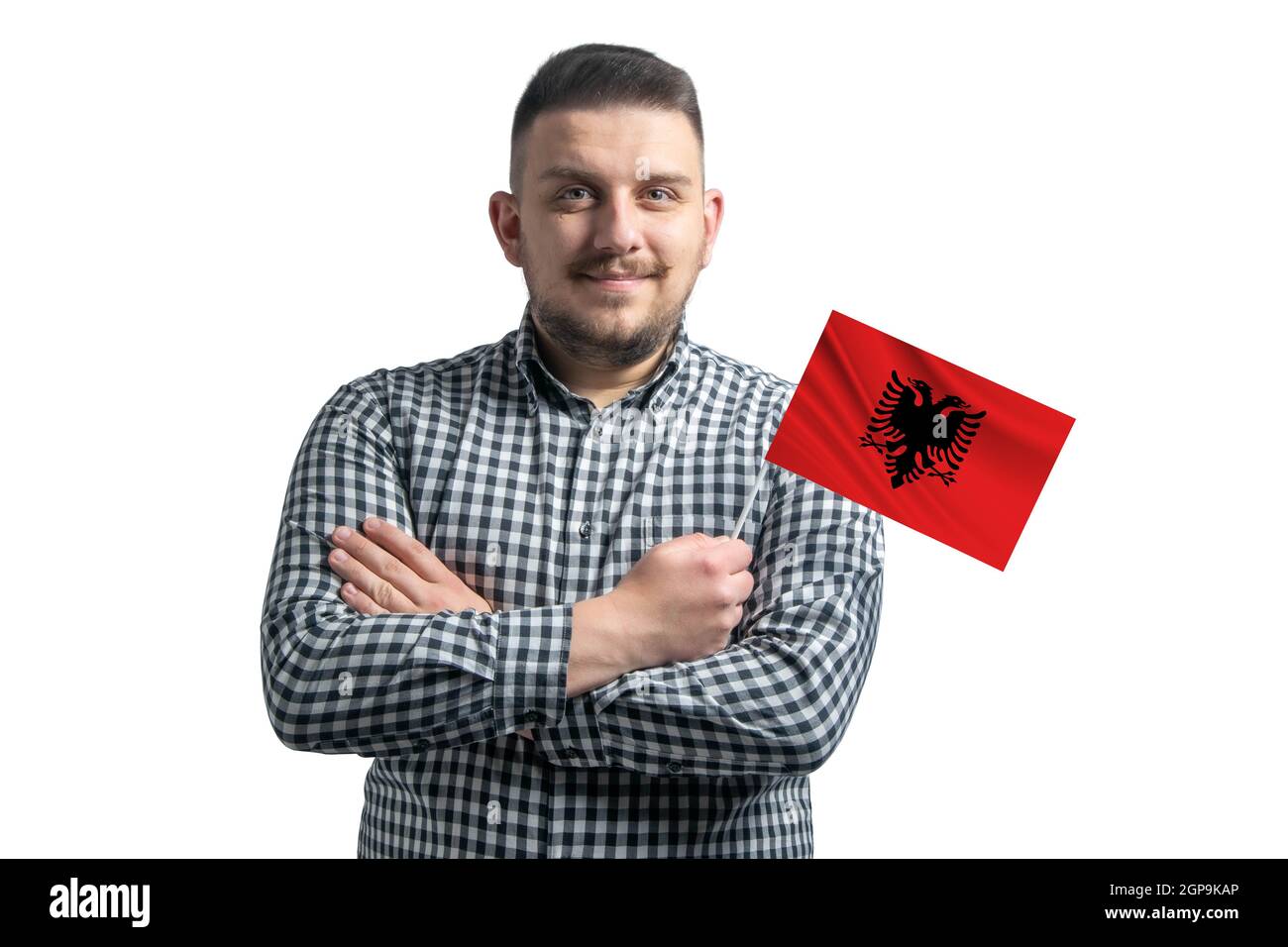 Homme blanc tenant un drapeau de l'Albanie souriant confiant avec des bras croisés isolés sur un fond blanc. Banque D'Images