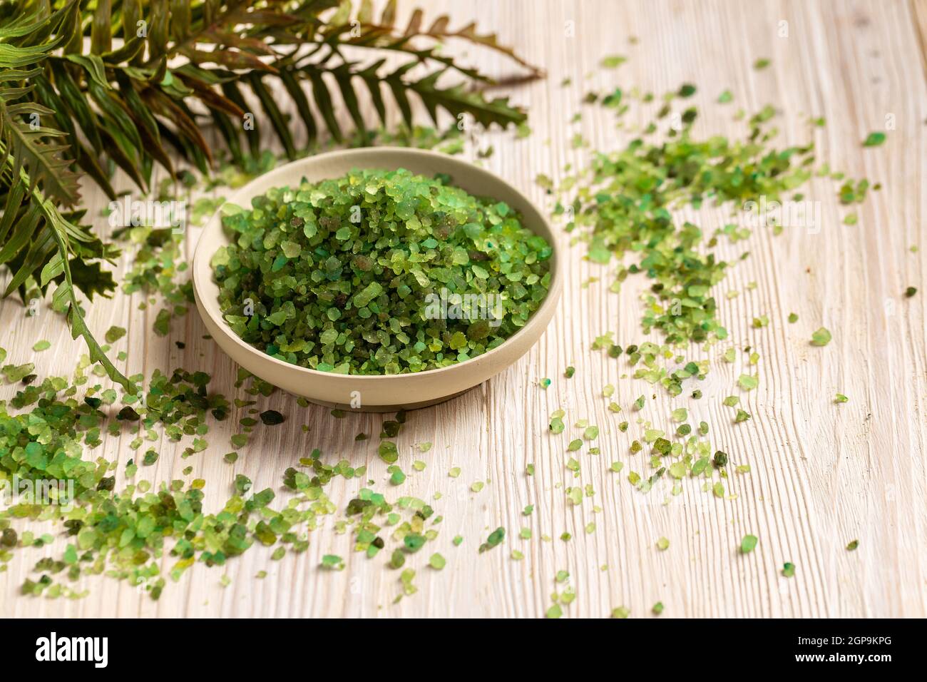 Sel de mer vert pour se baigner sur fond de bois blanc Banque D'Images