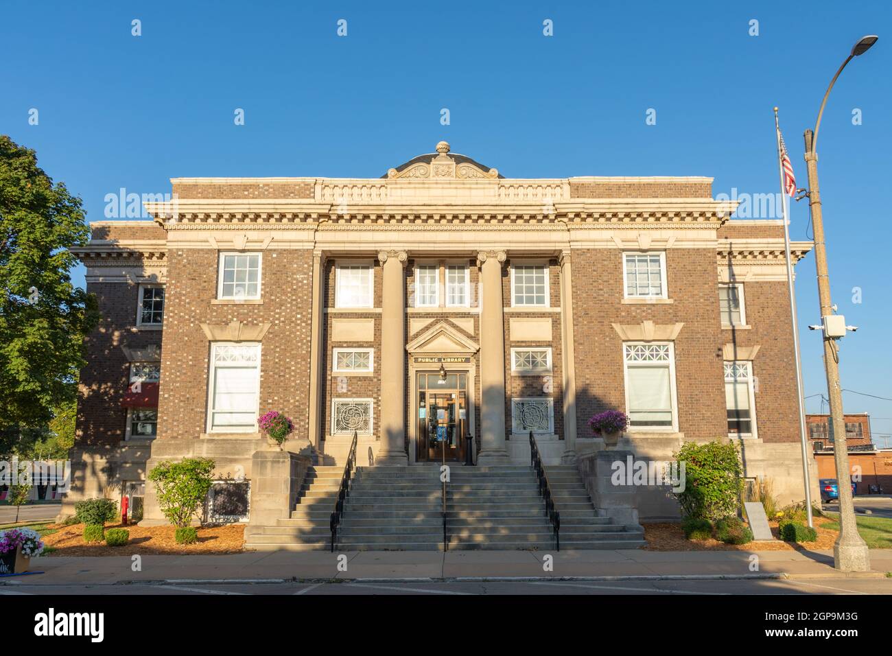 Streator, Illinois, États-Unis - 16 septembre 2021 - la bibliothèque publique de Streator dans la lumière du matin. La fondation Carnegie a accordé 35,000 000 $ à ses Banque D'Images