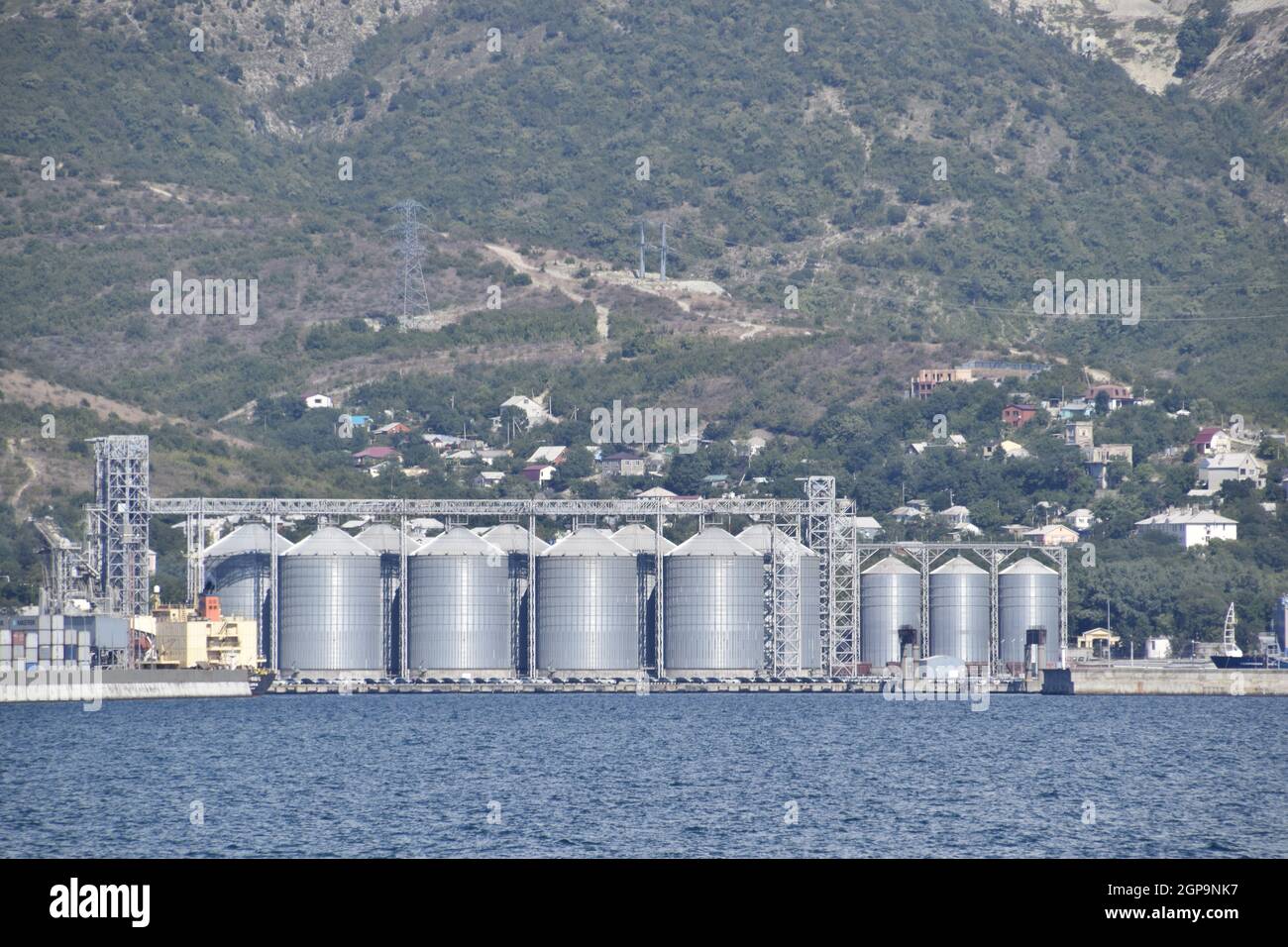 Usine de Portside pour le stockage, le séchage et la manutention des céréales. Les infrastructures de transport de marchandises du port. ports maritimes internationaux. Port de fret avec les grues du port. Une baie de la mer Banque D'Images