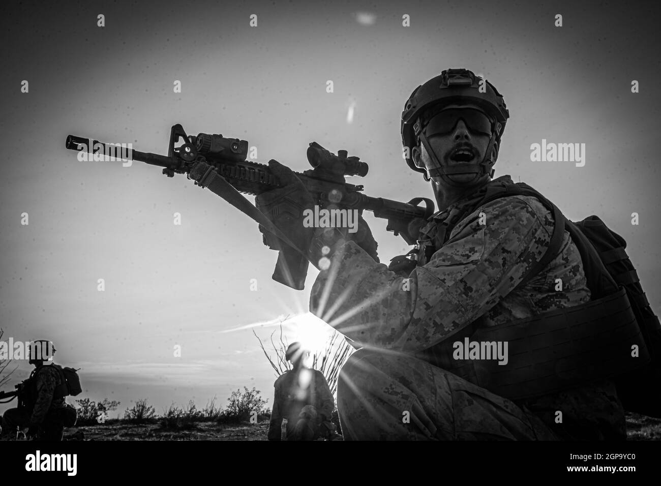 Sergent du corps des Marines des États-Unis Johnathan Ryan, de Spokane (Washington), un mitrailleur du 3e Bataillon, 1er Régiment maritime, 1re Division maritime, crie des ordres à ses Marines lors d'un exercice de soutien aérien en direct, pendant le cours d'instructeur d'armes et de tactiques (WTI) 1-22, à Yodaville, près de Yuma, en Arizona, le 7 septembre 25, 2021. Le WTI est un événement de formation de sept semaines organisé par l'escadron 1 des armes et tactiques de l'aviation maritime, offrant une formation tactique avancée normalisée et une certification des qualifications des instructeurs de l'unité pour soutenir la formation et la préparation de l'aviation maritime, et aider au développement et à l'emp Banque D'Images