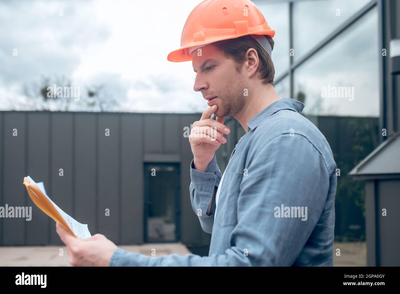 Profil de l'homme de pensée avec plan de construction Banque D'Images