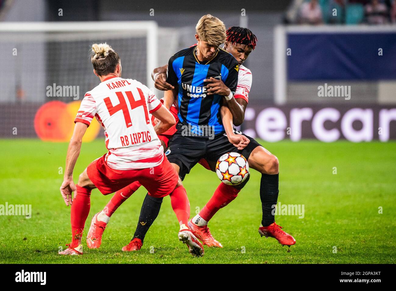 Leipzig, Allemagne. 28 septembre 2021. Charles de Ketelaere (C) de Brugge contrôle le ballon sous la défense de Mohamed Simakan (R) et Kevin Kampl de Leipzig lors d'un groupe de la Ligue des champions de l'UEFA Un deuxième tour de match entre RB Leipzig de l'Allemagne et le Club Brugge KV de Belgique à Leipzig, en Allemagne, le 28 septembre 2021. Credit: Kevin Voigt/Xinhua/Alay Live News Banque D'Images