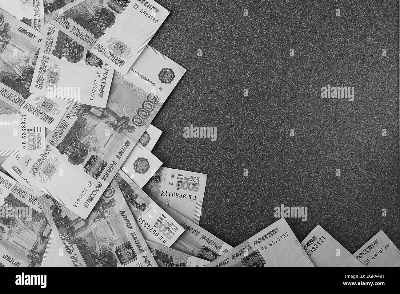 Billets en espèces russes de cinq mille roubles, dispersés sur fond gris, il y a une place pour l'inscription et le texte. Mise en page, mise en page. Banque D'Images