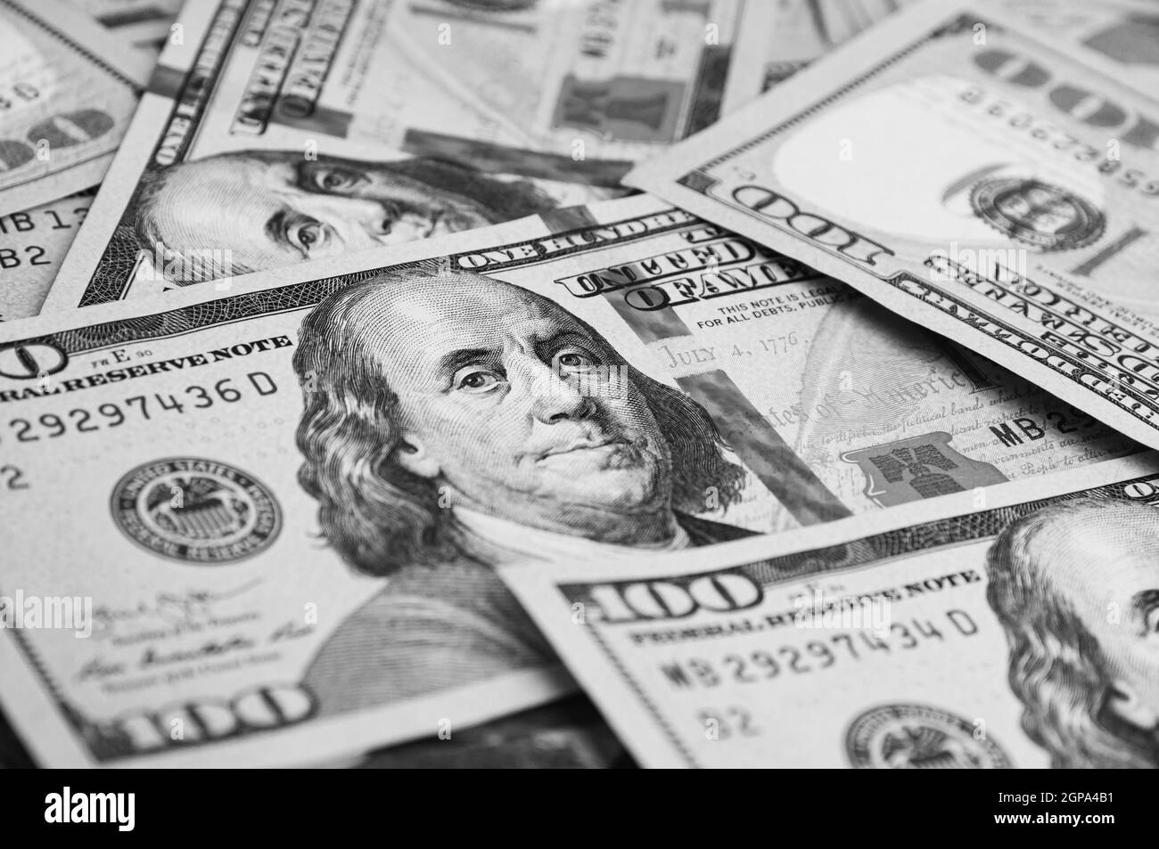 Une centaine de billets américains sont éparpillés. Billets de cent dollars en espèces, image de fond en dollars. Banque D'Images