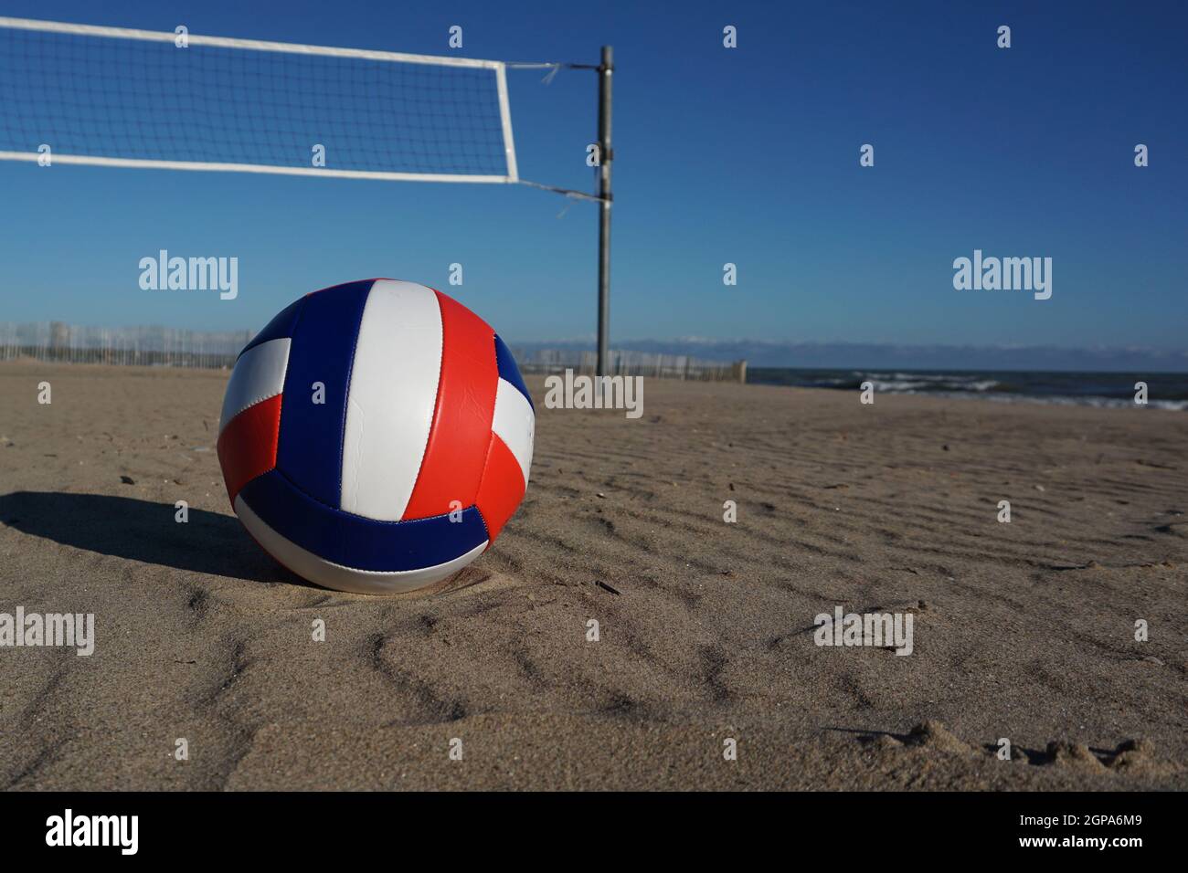 Beach-volley sur le sable devant un filet sur le rivage du lac Michigan. Banque D'Images