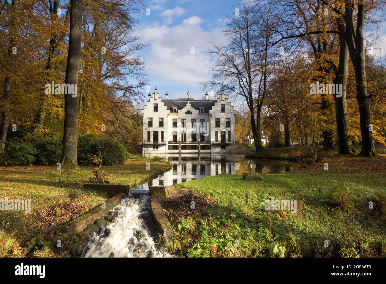 Château Staverden près d'Ermelo dans la région hollandaise Veluwe vu depuis le parc régional d'automne Banque D'Images