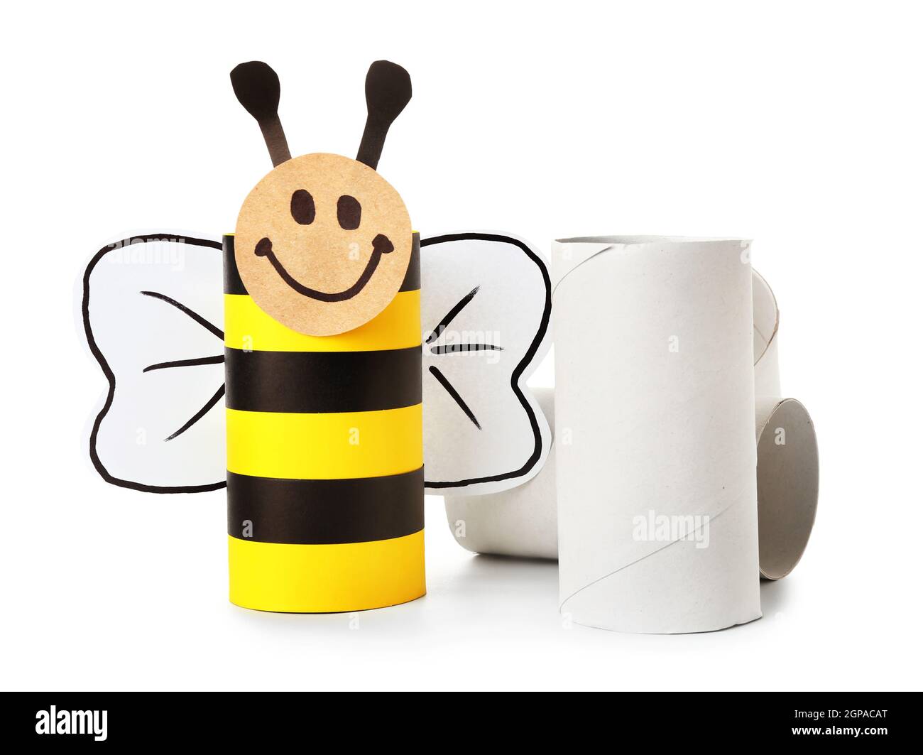 Petite abeille en carton et tubes pour papier toilette sur fond blanc Photo  Stock - Alamy