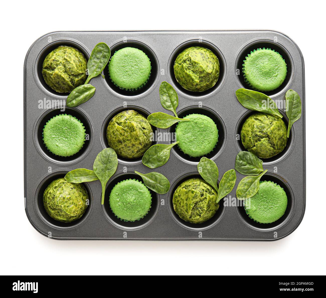 Moule à pâtisserie avec de savoureux muffins aux épinards sur fond blanc Banque D'Images