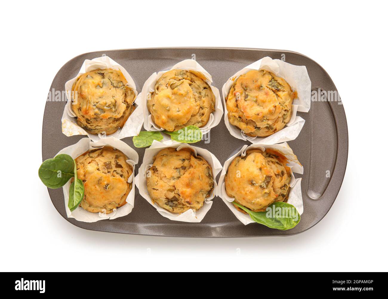 Moule à pâtisserie avec de savoureux muffins aux épinards sur fond blanc Banque D'Images