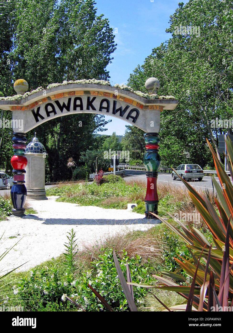 Kawakawa, dans la baie des îles, sur l'île du Nord de la Nouvelle-Zélande, porte le nom de l'arbuste indigène et de la plante médicinale.La ville est devenue connue pour les toilettes publiques de Kawakawa qui, en 1998, ont été transformées par Friedensreich Hundertwasser, avec l'aide de la communauté, en une destination à elle-même.L'artiste autrichien et résident de Nouvelle-Zélande y vivaient de 1975 jusqu'à sa mort en 2000.En 200, il a donné les toilettes à la ville.L'arcade sur pied et le bâtiment des toilettes sont conçus dans le style caractéristique des artistes. Banque D'Images