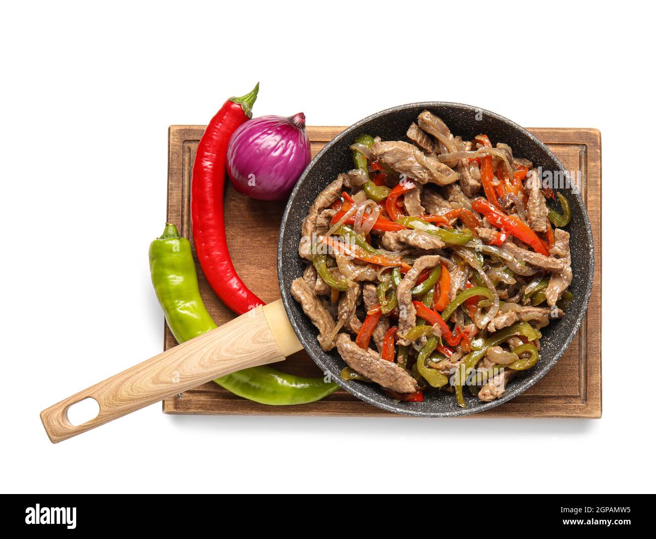 Poêle à frire avec de savoureux fajita et légumes sur fond blanc Banque D'Images
