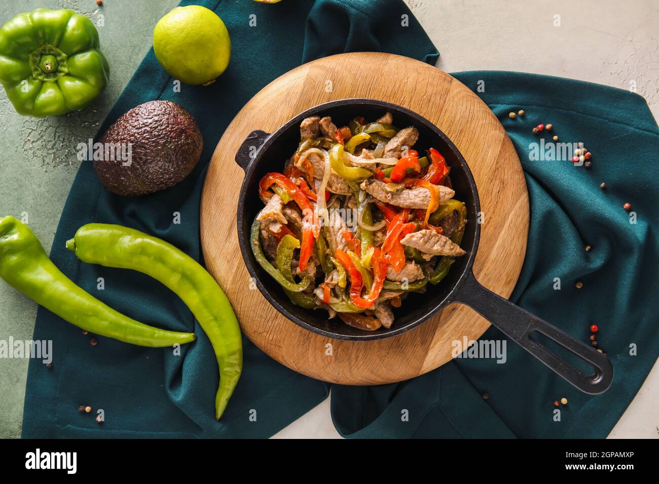 Poêle à frire avec de savoureux fajita et légumes sur fond de couleur Banque D'Images