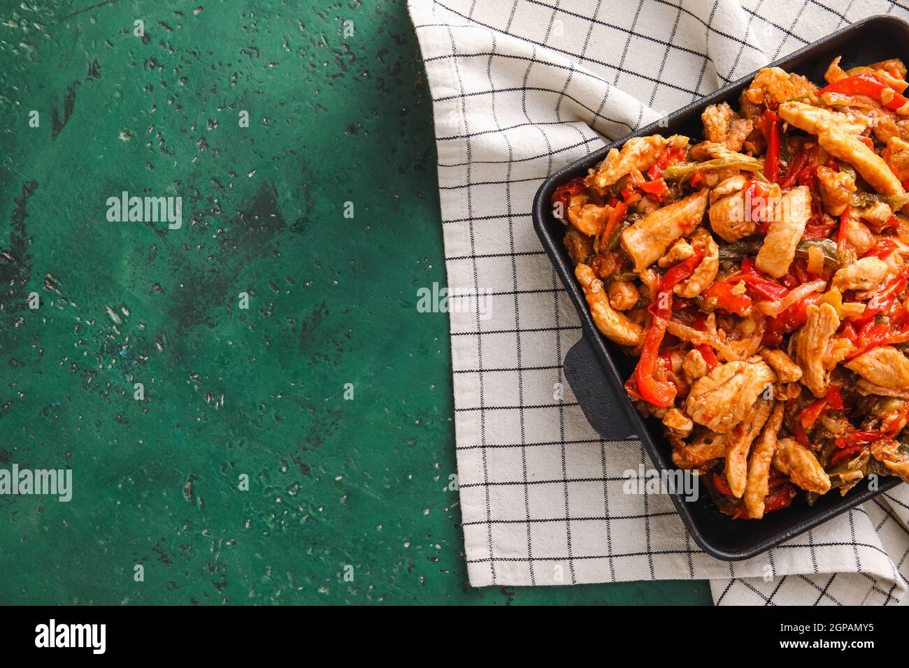 Poêle à frire avec délicieux poulet Fajita sur fond de couleur Banque D'Images