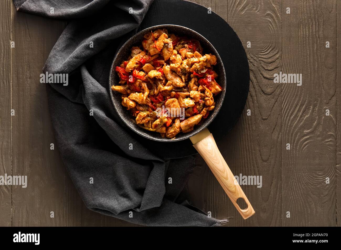 Poêle à frire avec délicieux poulet Fajita sur fond de bois de couleur Banque D'Images