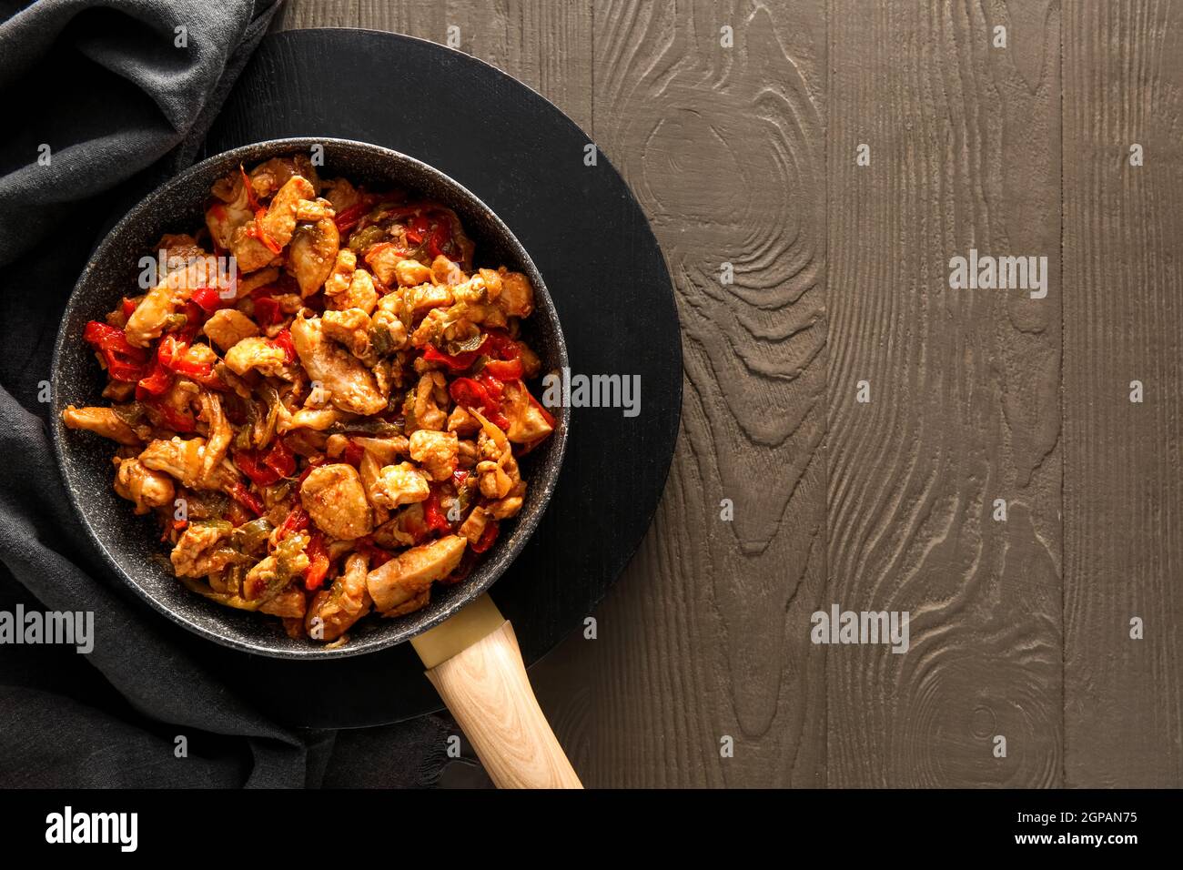 Poêle à frire avec poulet savoureux Fajita sur fond de bois de couleur Banque D'Images