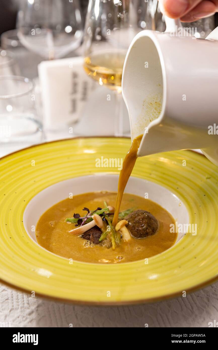 Soupe à la crème avec boulettes de viande et chouette de porc décorée de champignons enoki Banque D'Images