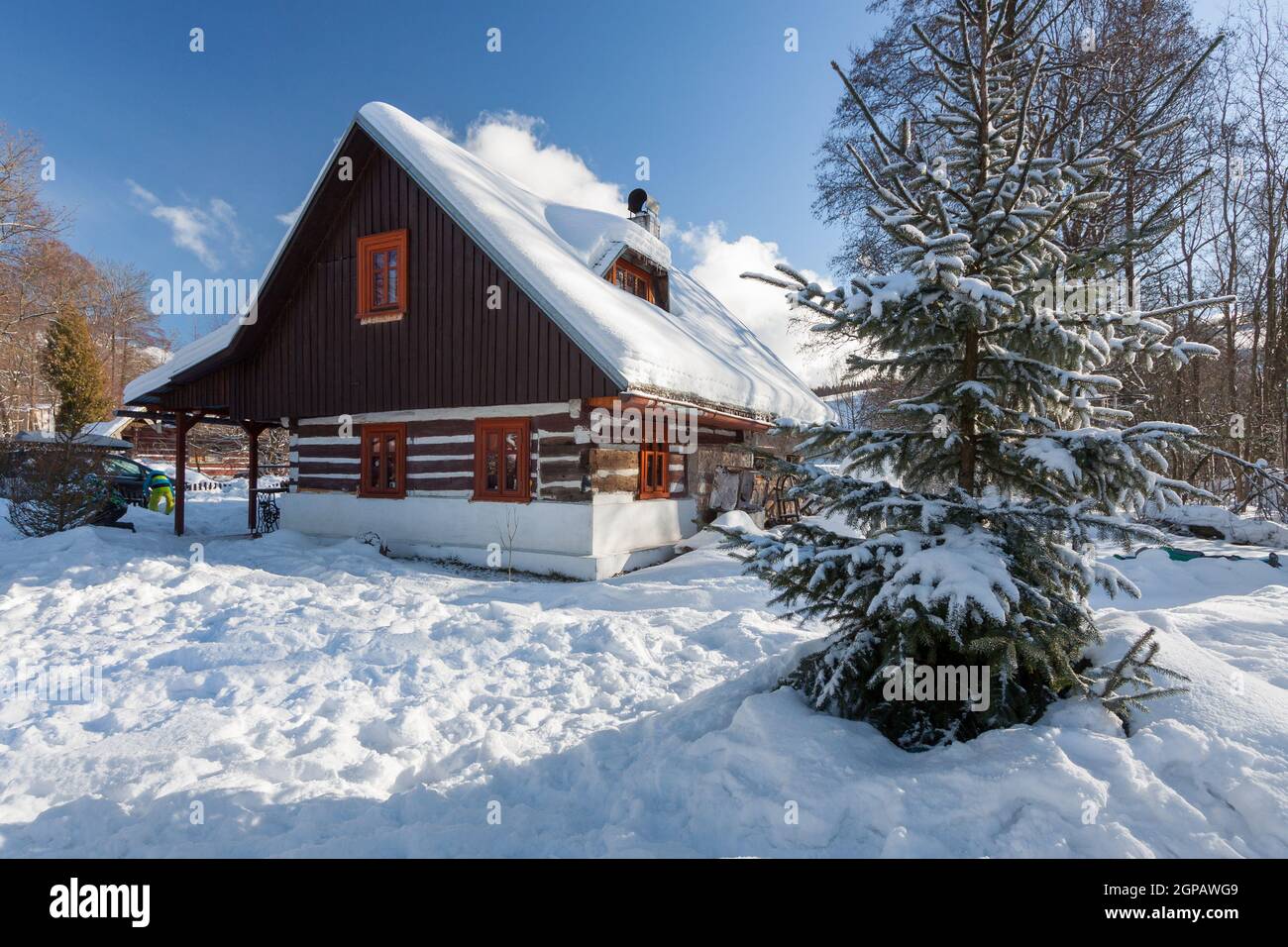 Chalet traditionnel en bois en hiver. République tchèque Banque D'Images