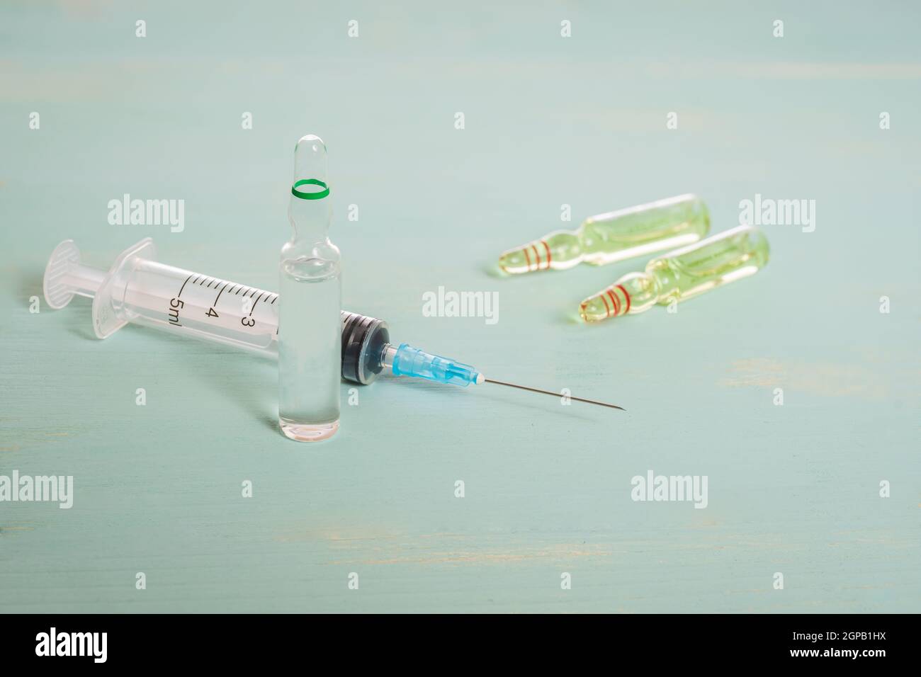 Seringue de vaccination avec un médicament liquide vert et