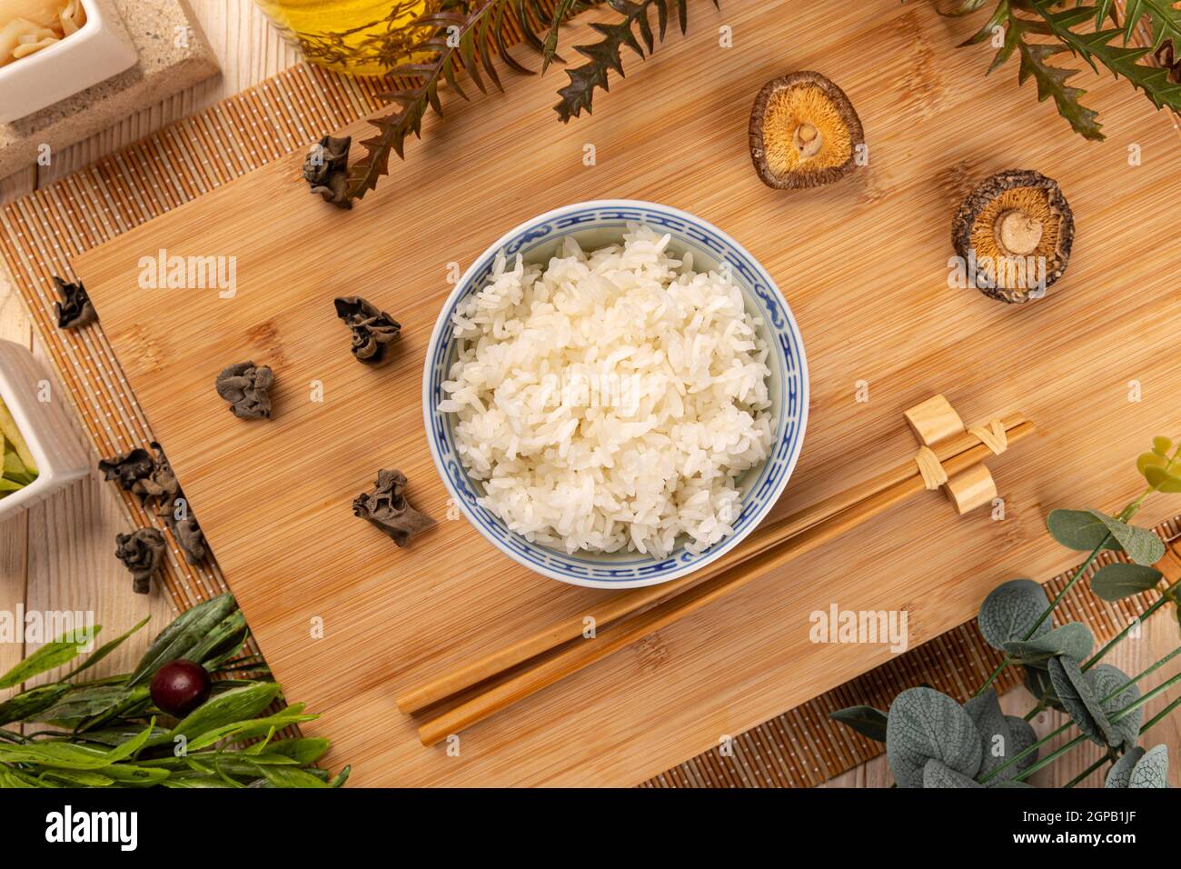 Vue de dessus du riz basmati blanc cuit dans un bol en céramique Banque D'Images